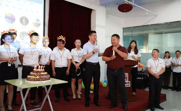 集團(tuán)運(yùn)營(yíng)副總裁趙明華為壽星們送上祝福歌曲